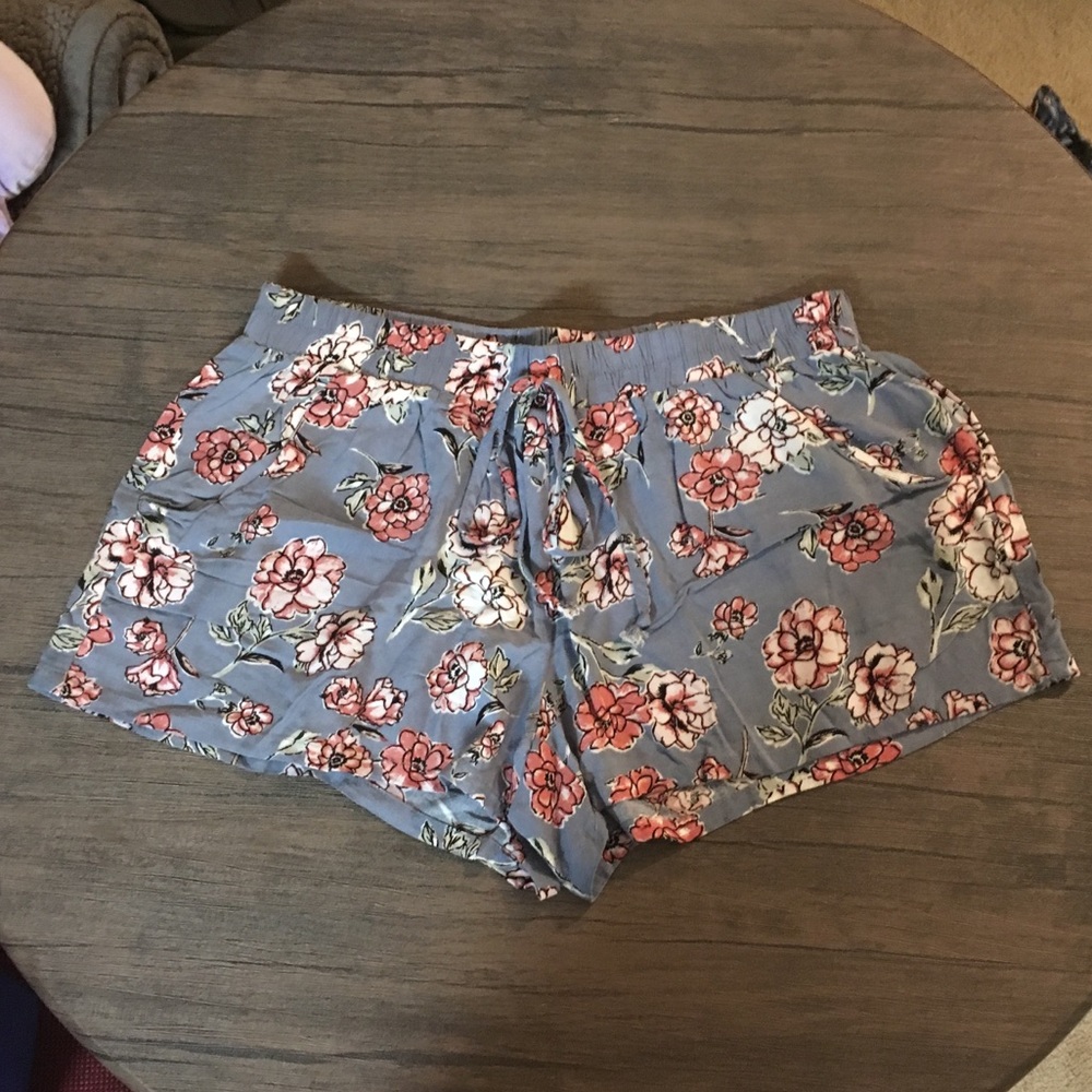NWOT Cute cloth shorts with tie close!